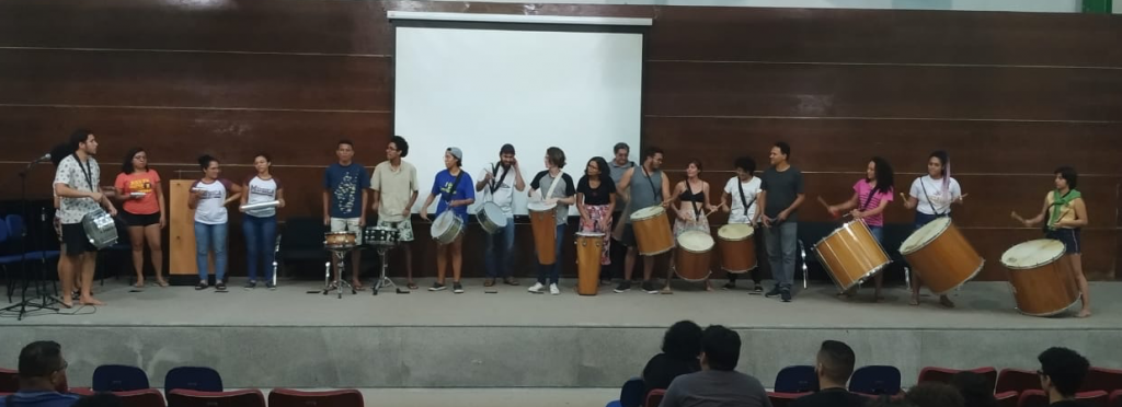 Oficina de Percussão, sob orientação do professor Fernando Souza. 