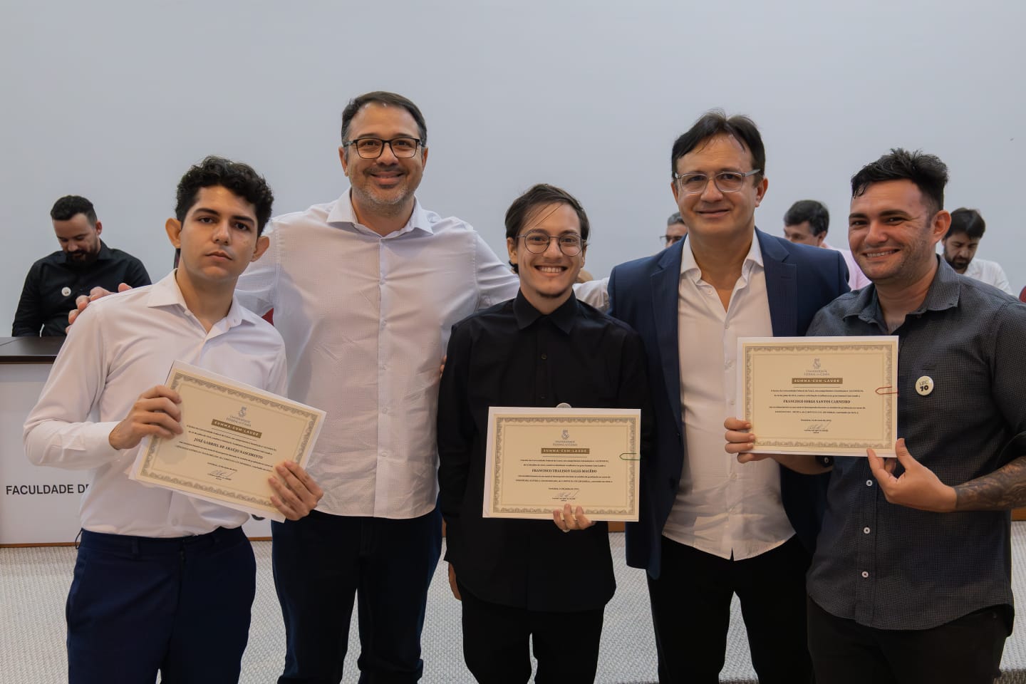 Alunos do Campus de Sobral juntamente com o Diretor Mário Áureo e o Reitor Custório Almeida. No canto direito, Iorge Santos, homenageado com a Summa Cum Laude